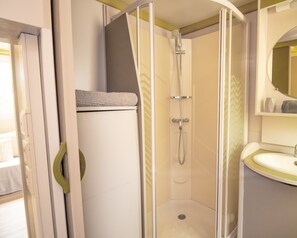 Een douche, een haardroger, handdoeken