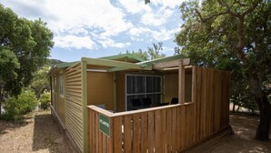 Une cabane en bois avec un toit vert, une fenêtre et une enseigne portant l’inscription « Atlantis ».
