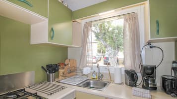 Fridge, microwave, stovetop, coffee/tea maker