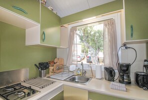 Kühlschrank, Mikrowelle, Herdplatte, Wasserkocher mit Kaffee-/Teezubehör