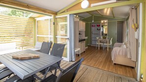 Un espace de vie moderne, à aire ouverte, comprenant un coin repas, une cuisine et un espace nuit confortable.