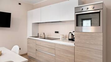 Kühlschrank, Ofen, Herdplatte, Wasserkocher mit Kaffee-/Teezubehör