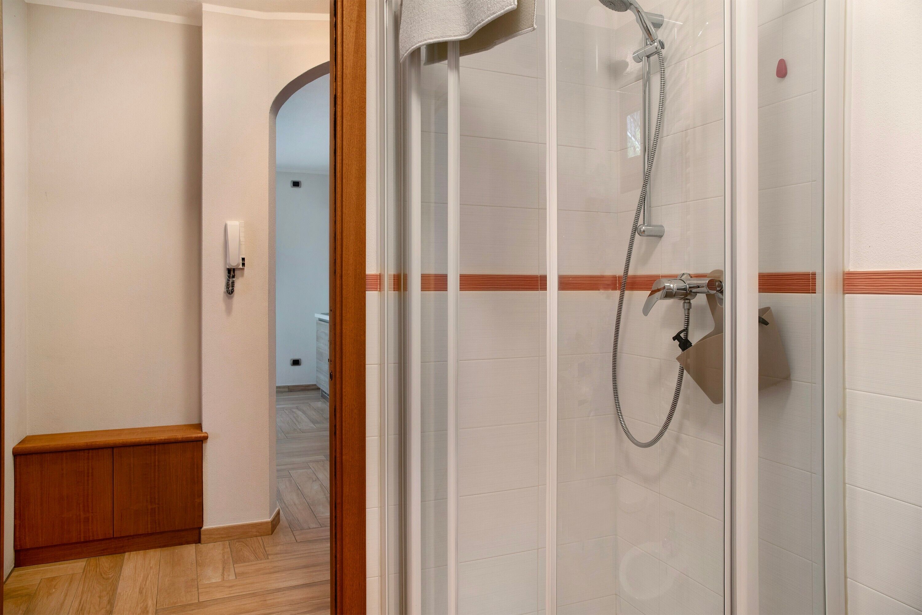 Dusche, Haartrockner, Handtücher