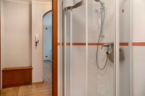 Douche, sèche-cheveux, serviettes fournies