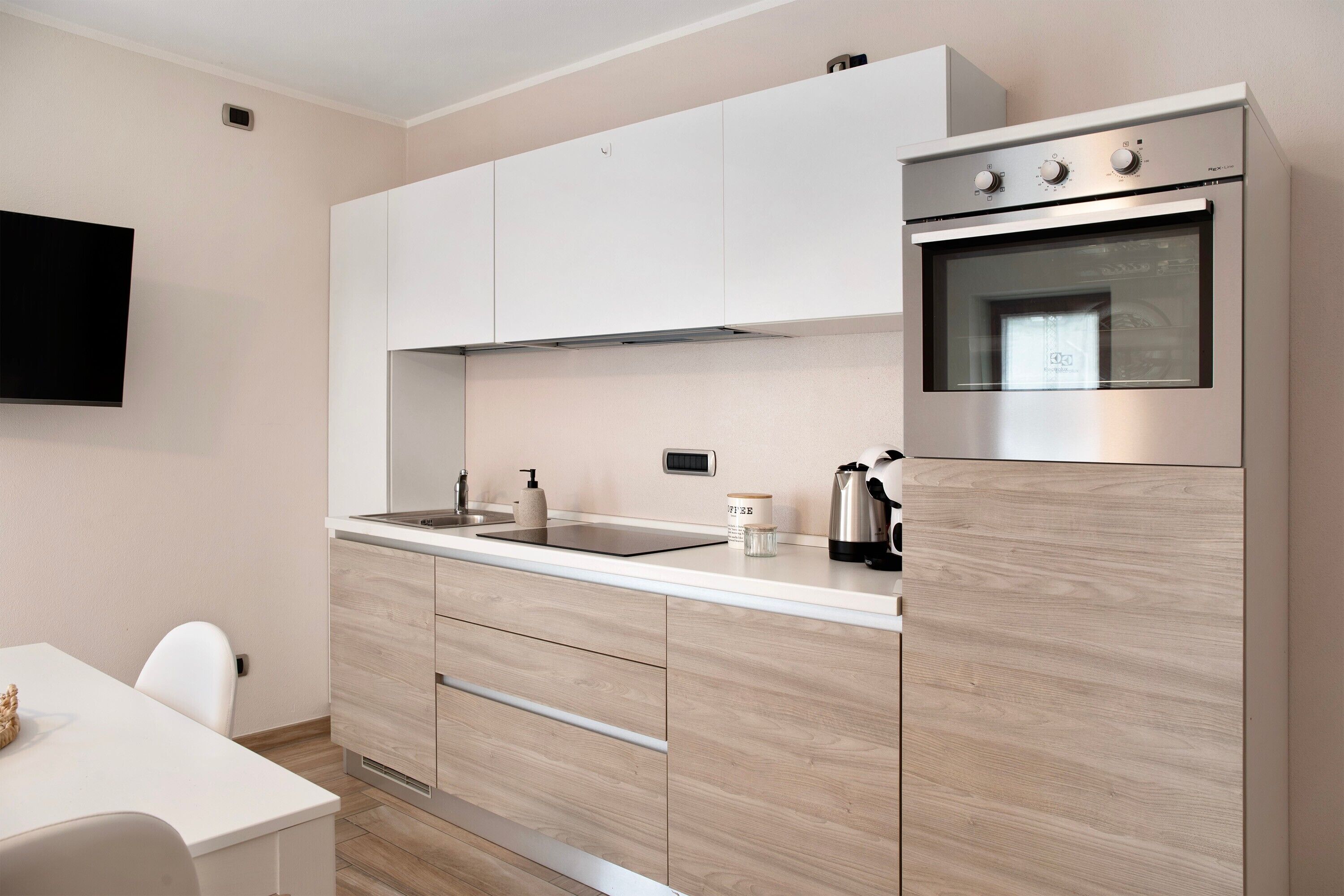 Réfrigérateur, four, plaque de cuisson, cafetière/bouilloire