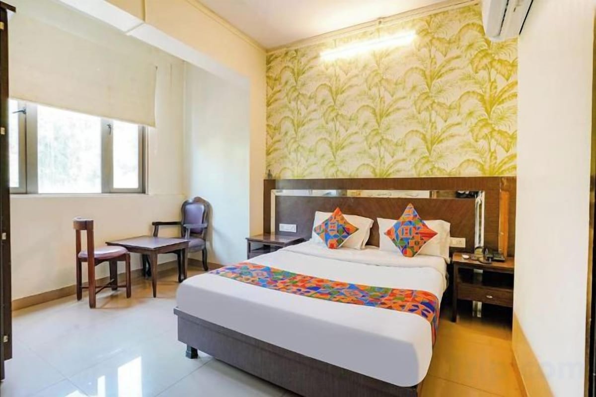 Blackout drapes, WiFi (free), bed sheets