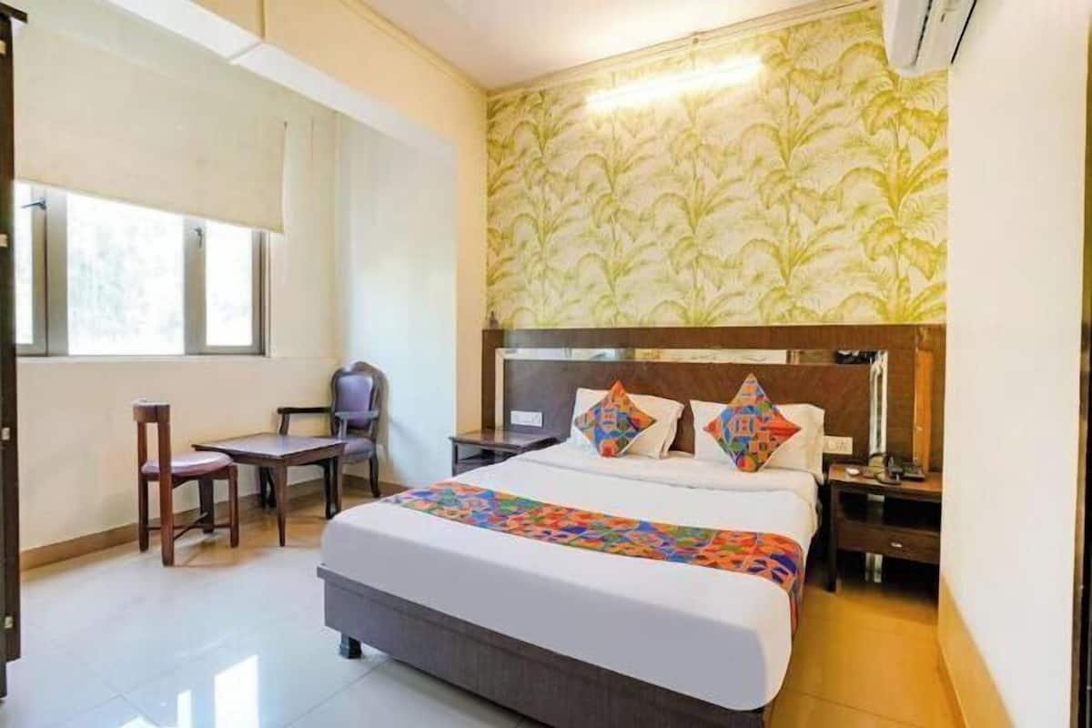 Blackout drapes, WiFi (free), bed sheets
