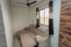 1 bedroom, desk, free WiFi, bed sheets