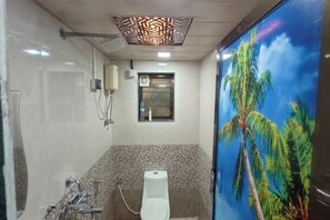 Phòng Deluxe, 1 phòng ngủ | Phòng tắm | Buồng tắm vòi sen, vòi sen phun mưa, đồ dùng nhà tắm miễn phí