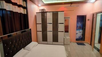 Quarto luxo, 1 quarto | 1 quarto, escrivaninha, Wi-Fi de cortesia, roupa de cama