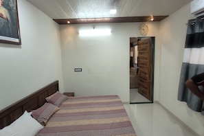 1 habitación, escritorio, wifi gratis y ropa de cama