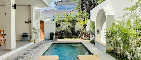 Una piscina al aire libre