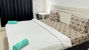 Deluxe Room | Desk, WiFi (free), bed sheets - Griya Dasana Residence (Curug)