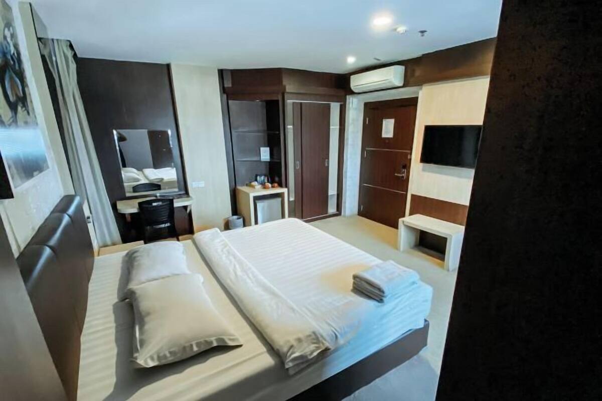 Minibar, escritorio, tabla de planchar con plancha y wifi gratis