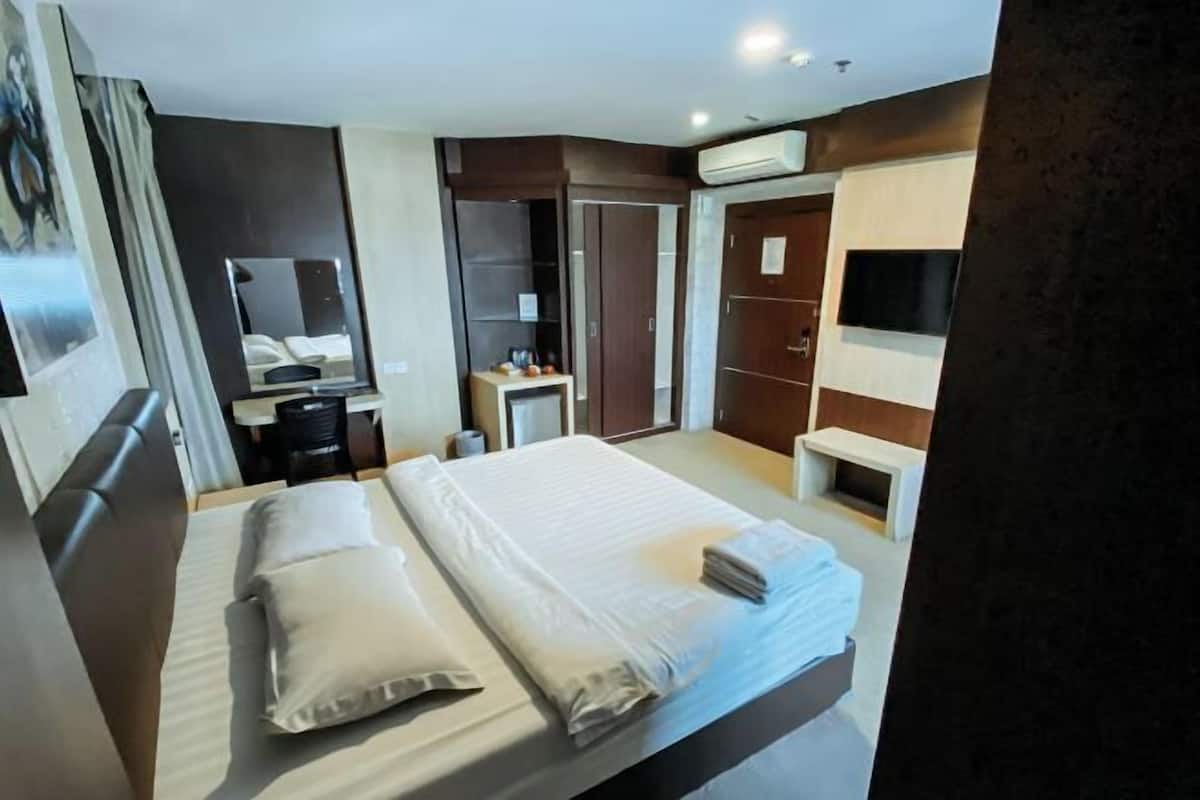 1 chambre, minibar, bureau, fer et planche à repasser