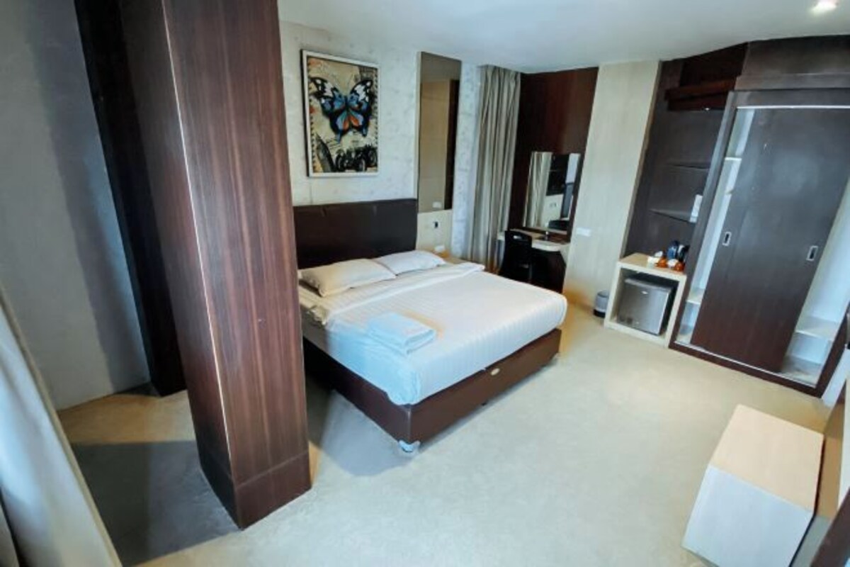 Minibar, meja kerja, setrika/meja setrika, dan Wi-Fi gratis