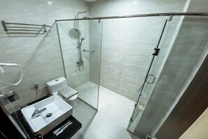 Shower, rainfall showerhead, free toiletries, slippers - Lucky Star Hotel Near Harbour Bay Batam (Batam)