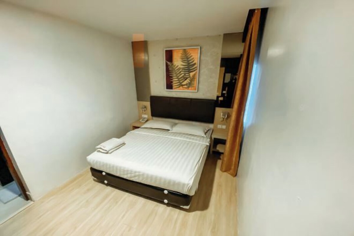 Minibar, meja kerja, setrika/meja setrika, dan Wi-Fi gratis