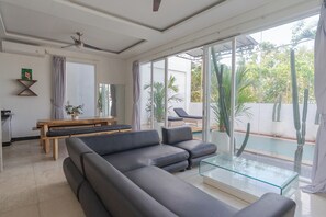 32-inch Smart TV with satellite channels - Margarita Villa Canggu (Canggu)