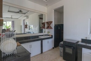 Fridge, microwave - Margarita Villa Canggu (Canggu)