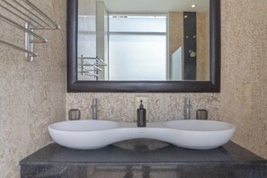 Rainfall showerhead, free toiletries, hair dryer, towels - Margarita Villa Canggu (Canggu)