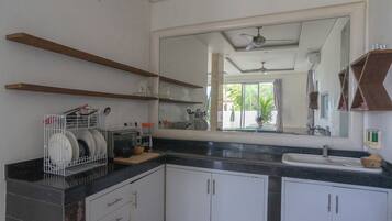 Lemari es dan microwave