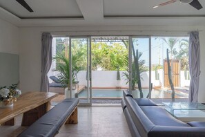 32-inch Smart TV with satellite channels - Margarita Villa Canggu (Canggu)