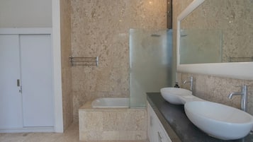 Douche à « effet pluie », articles de toilette gratuits, sèche-cheveux