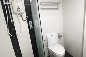 Camera familiare | Bagno | Doccia, soffione a pioggia, set di cortesia gratuito, asciugamani
