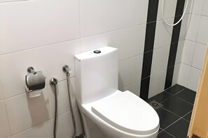 Chuveiro, chuveiro com efeito de chuva, produtos de toalete grátis