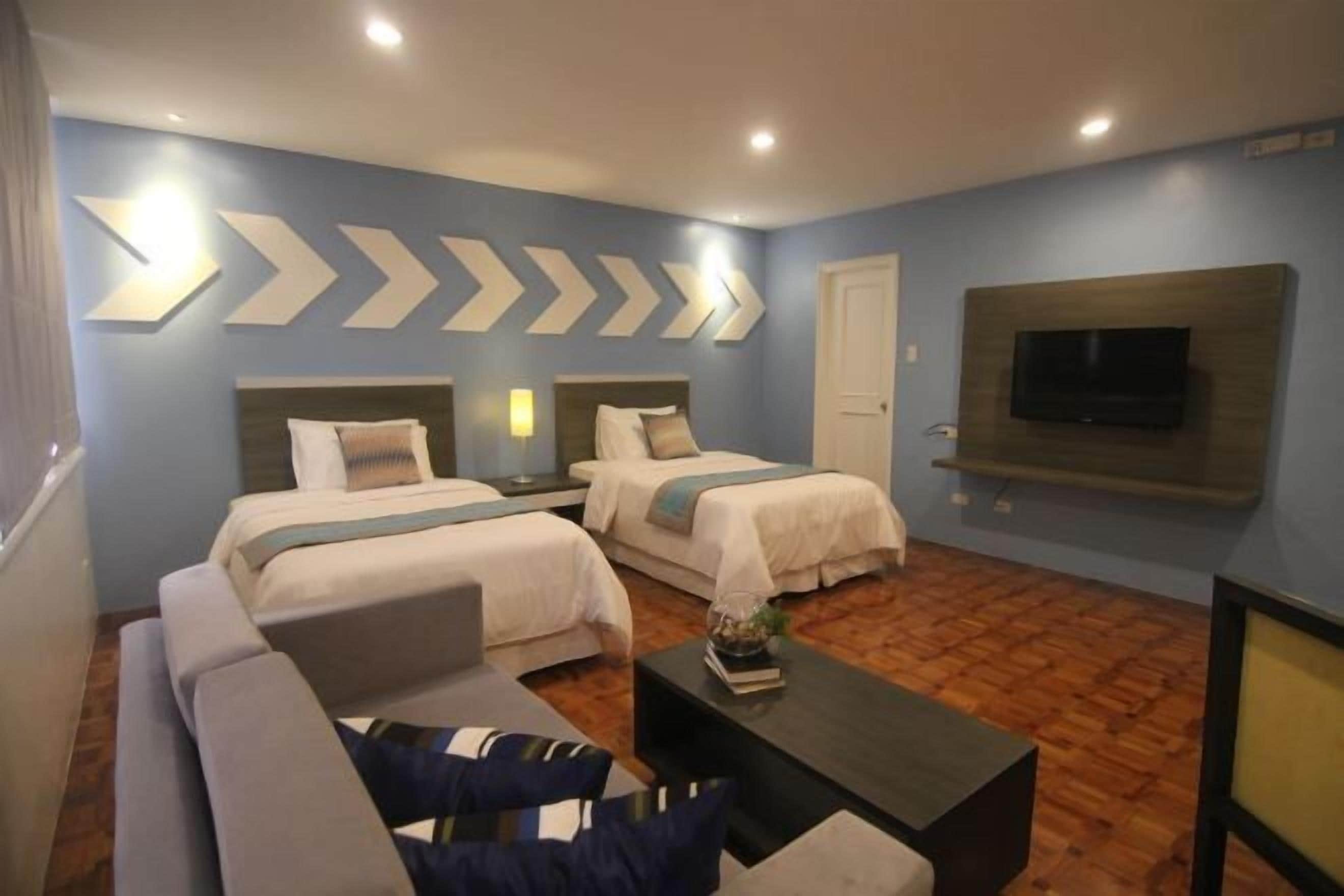 مكتب وستائر تعتيم وواي فاي مجانًا وملاءات أسرّة