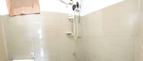 Un baño pequeño con inodoro, ducha y un balde.