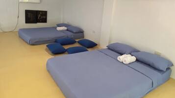 Escritorio, wifi gratis y ropa de cama