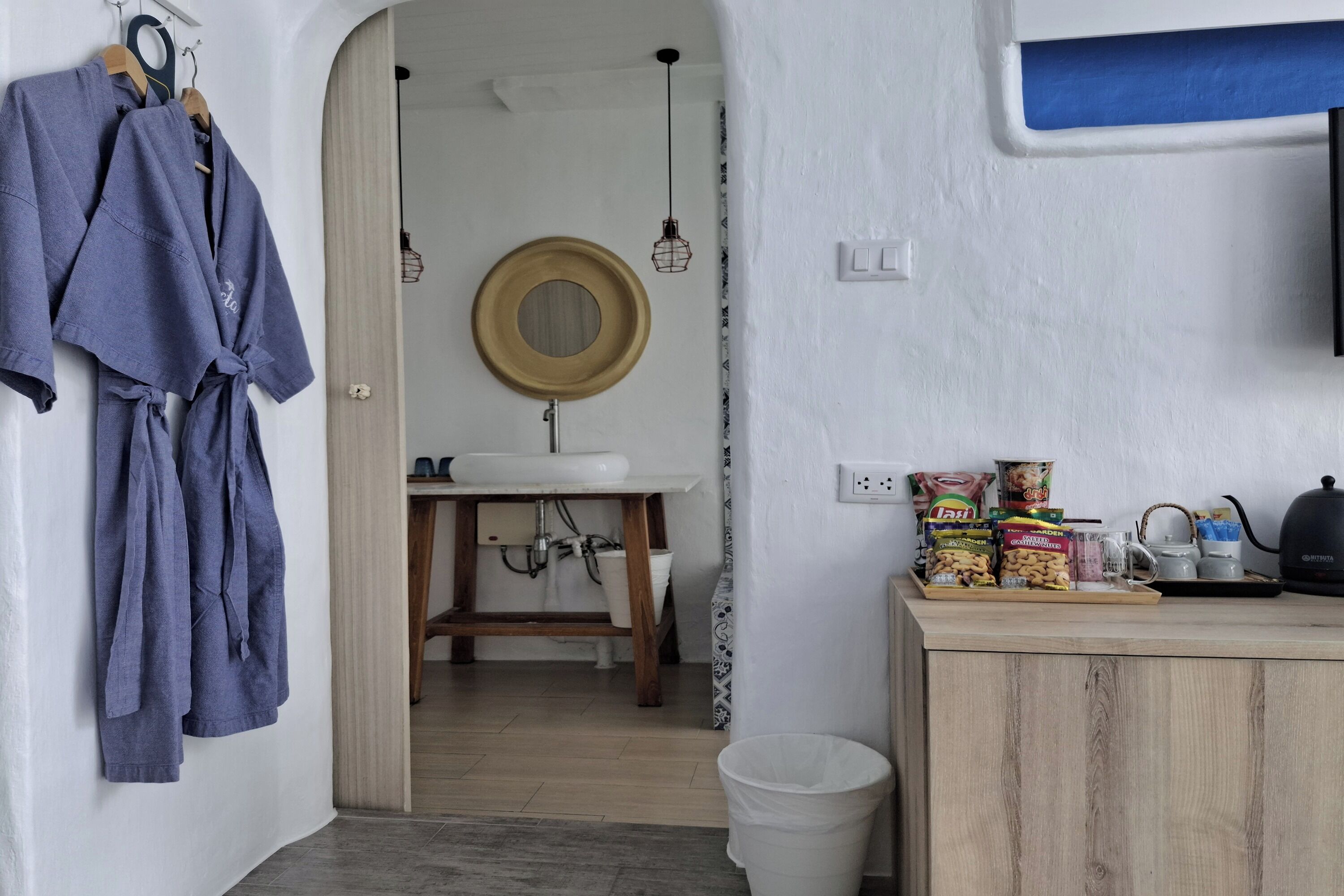 Villa (Deva Casa by the Moon) | Woonruimte | Een 45-inch lcd-televisie met kabelzenders en een dvd-speler