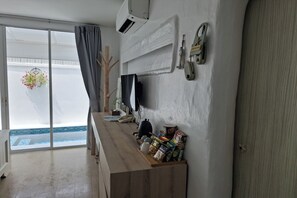 Biệt thự (Deva Casa by the Pool) | Khu phòng khách | TV LCD 45-inch có truyền hình cáp, đầu đĩa DVD 