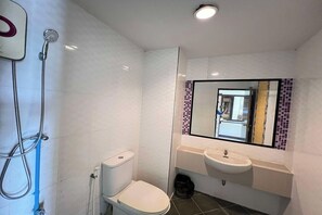 标准双人房 | 浴室 | 淋浴设施、大花洒淋浴喷头、免费洗浴用品、吹风机