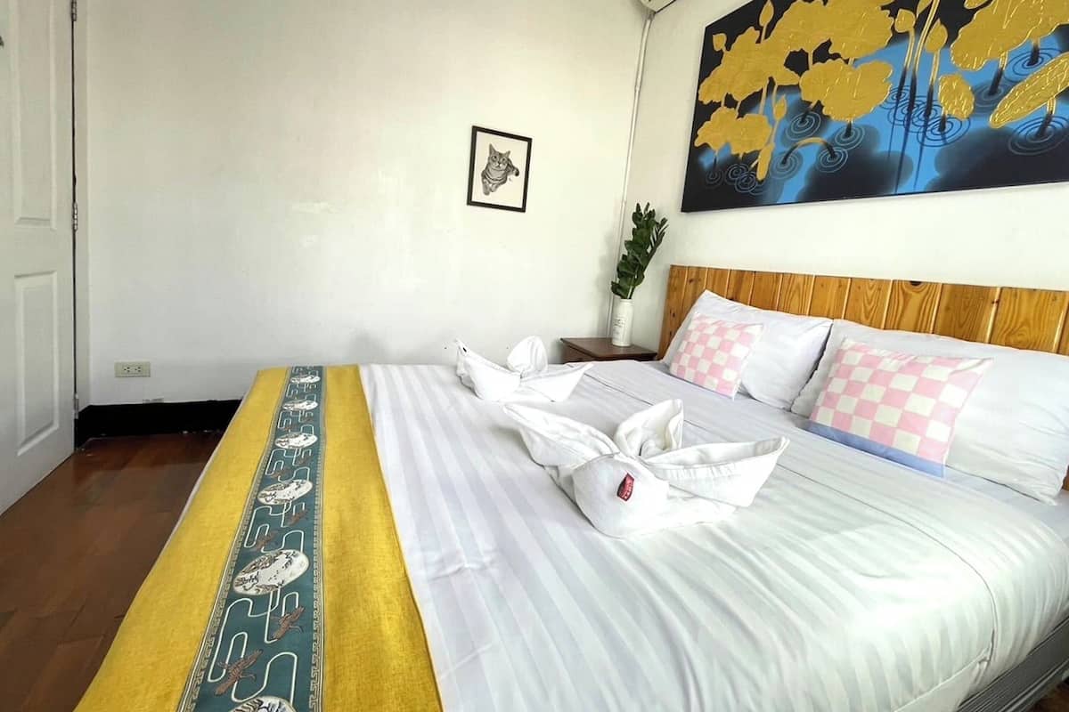 Single Room with Shared Bathroom | Minibar, desk, free WiFi, bed sheets
