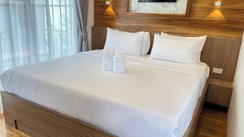 高级房, 1 张特大床, 阳台 | 迷你吧、办公桌、免费 WiFi、床单