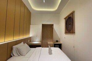 A modern bedroom with a bed, bedside tables, a vanity, and a window with blinds. - Ashi Poshtel (Chiang Mai)