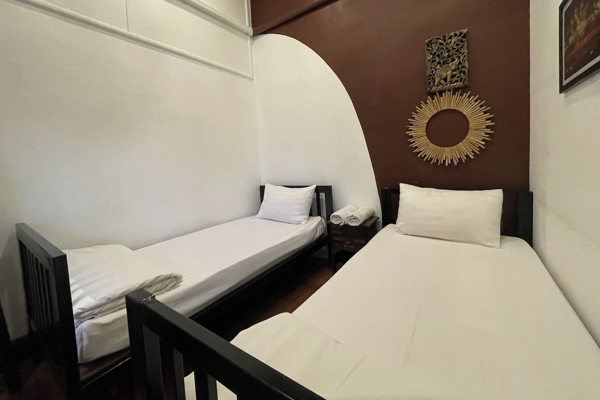 Standard Twin with Shared Bathroom | Minibar, desk, free WiFi, bed sheets