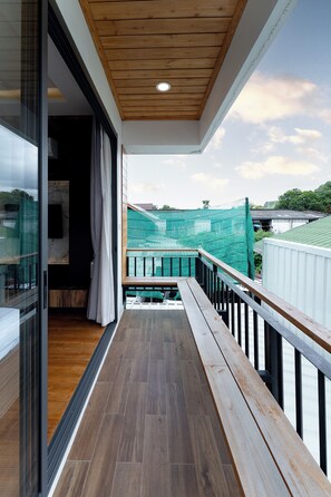 Superior Room, 1 King Bed, Balcony | Minibar, desk, WiFi (free), bed sheets - Ashi Poshtel (Chiang Mai)