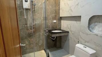 Superior Room, 1 King Bed, Balcony | Bathroom | Shower