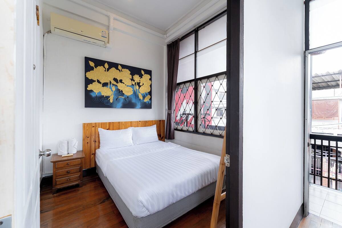Single Room with Shared Bathroom
