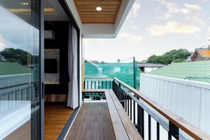 Superior Room, 1 King Bed, Balcony | Minibar, desk, WiFi (free), bed sheets - Ashi Poshtel (Chiang Mai)