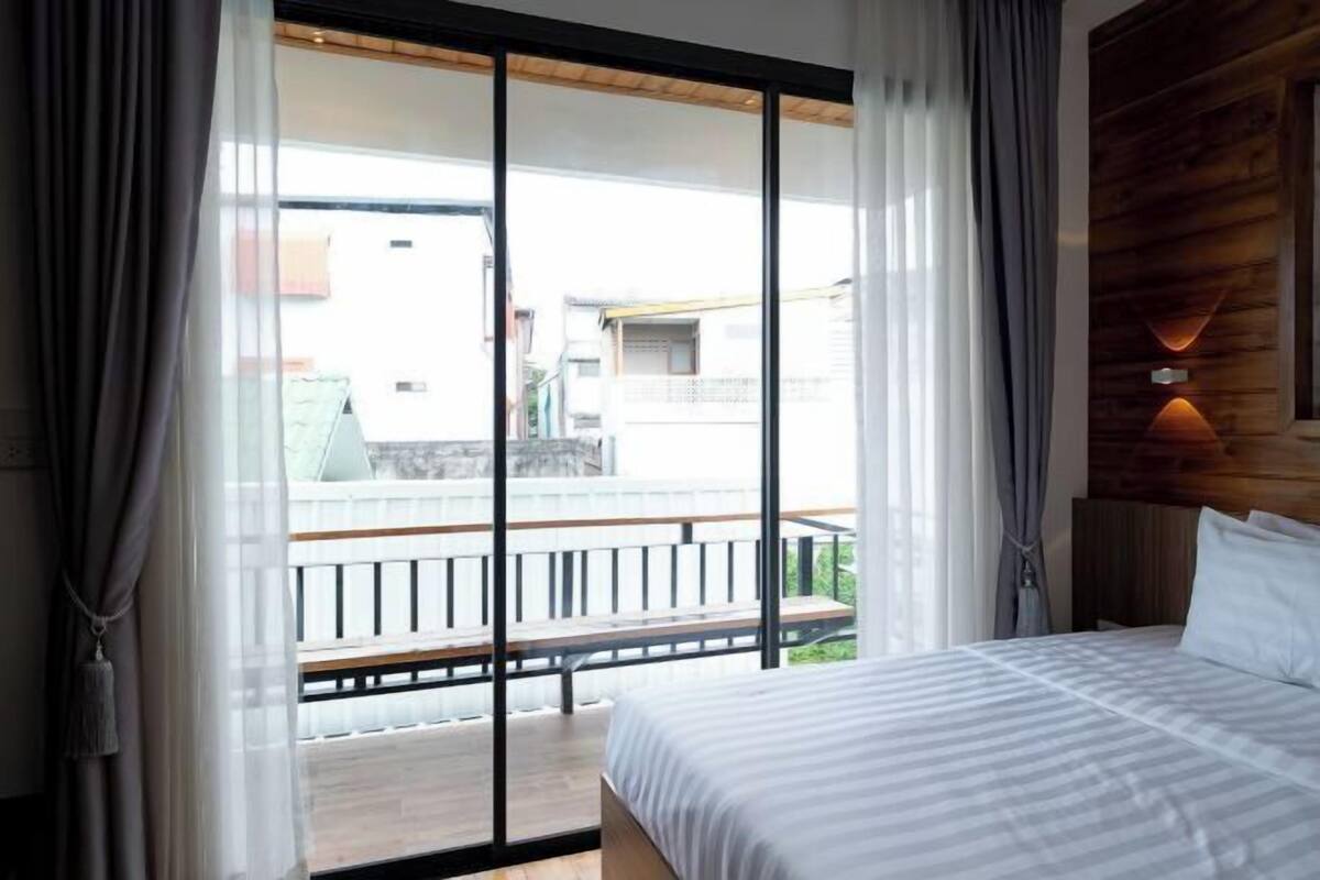 Minibar, desk, WiFi (free), bed sheets