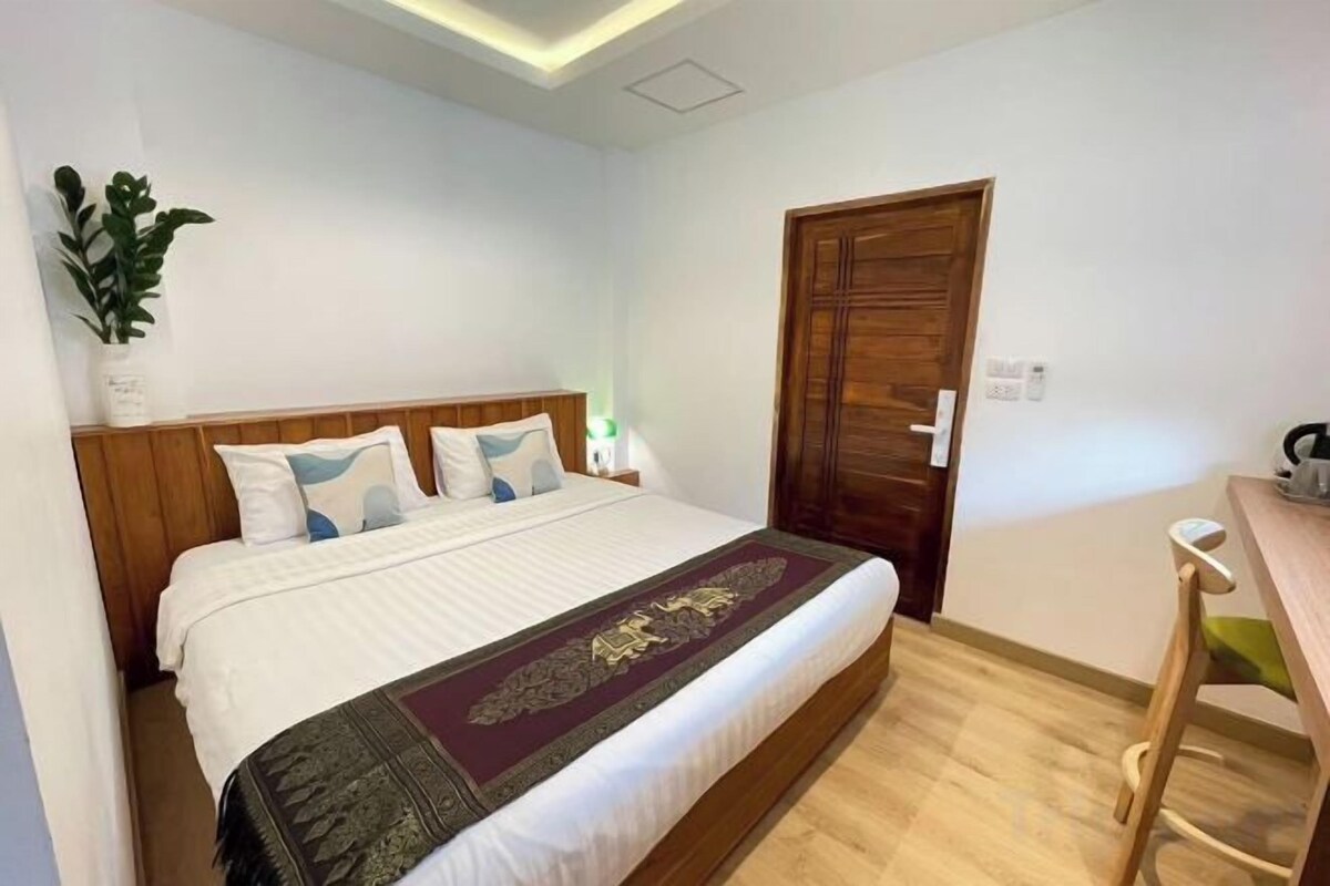 Minibar, desk, WiFi (free), bed sheets