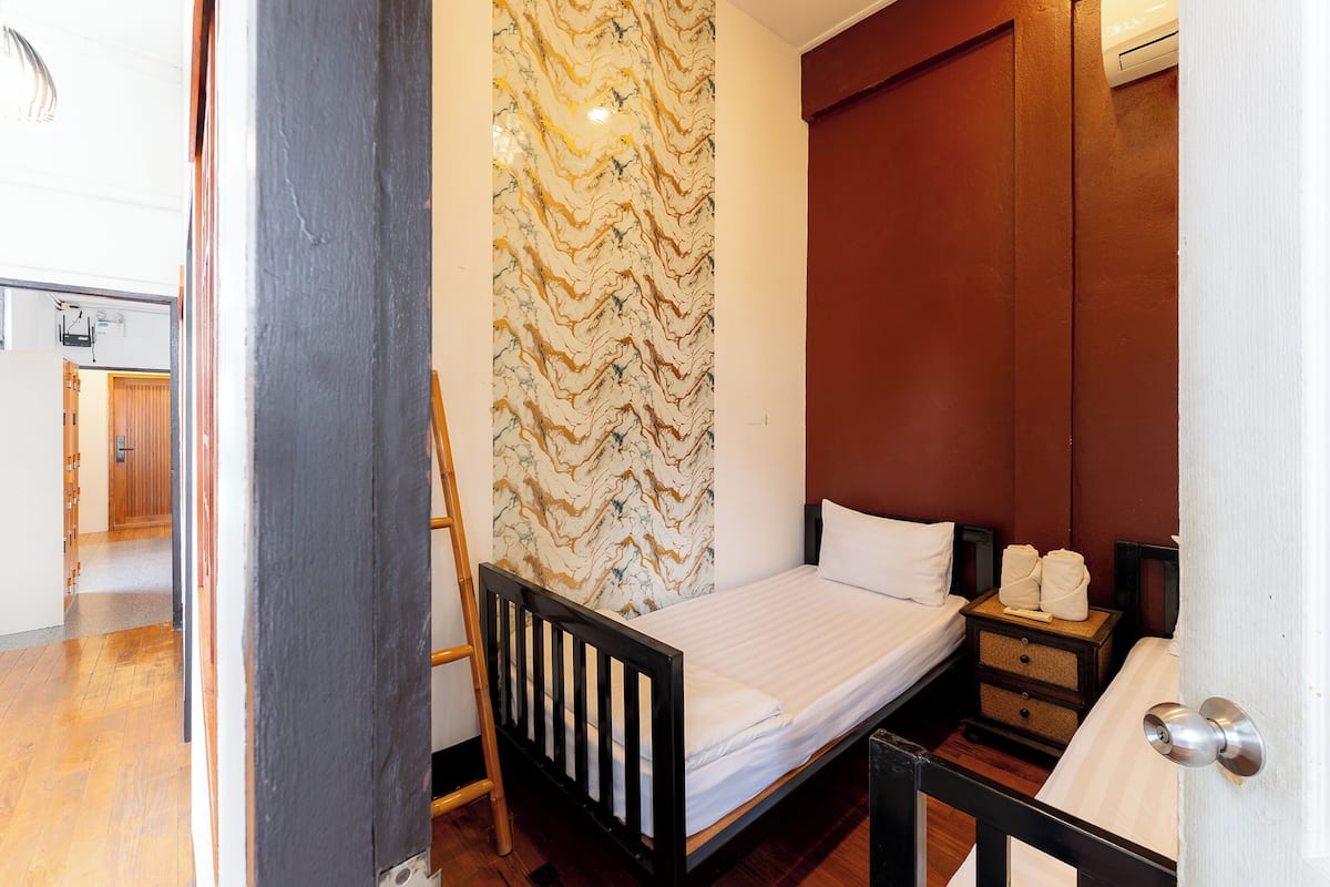 Standard Twin with Shared Bathroom | Minibar, skrivebord, gratis Wi-Fi, sengetøj