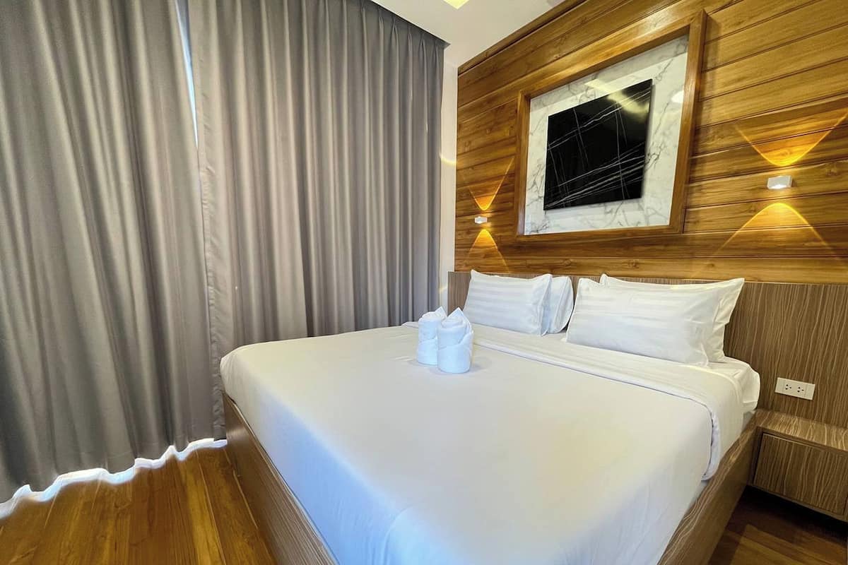 Superior Room, 1 King Bed, Balcony | Minibar, desk, free WiFi, bed sheets