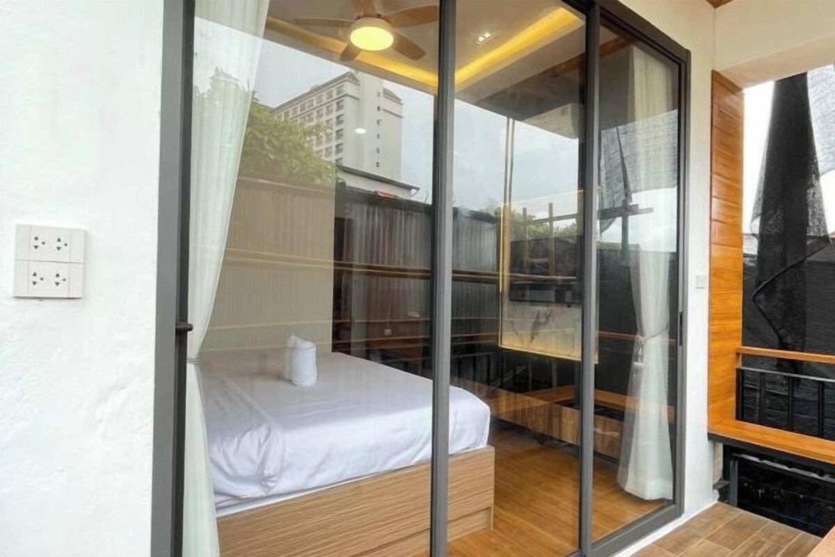 Minibar, desk, WiFi (free), bed sheets