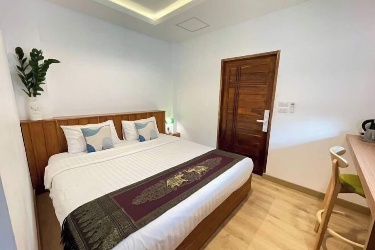 Minibar, desk, free WiFi, bed sheets